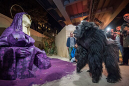 Performance-Installation mit Gorilla-Figur und Kunstwerk von Inti unter der Hochbahn