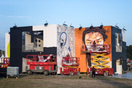 Wandgestaltung von Millo und Uriginal auf dem Art Cube des Lollapalooza Festivals, das eine detailreiche, grafische Komposition darstellt.