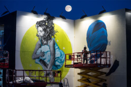 Wandmalerei von Snik und Nuno Viegas auf dem Lollapalooza Festival, mit einer monochromatischen Komposition