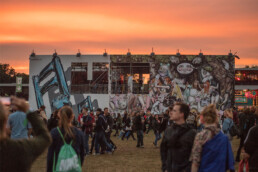 Wandgestaltung von Fanakapan und Mimi S. auf dem Lollapalooza Festival, mit einer kreativen Darstellung von Objekten und lebendigen Farben.