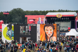Wandkunst von Snik und Uriginal auf dem Lollapalooza Festival, die geometrische und grafische Elemente kombiniert.