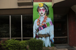 Wandgestaltung von Findac C, die eine Kombination von Farben nutzt, um ein verspieltes und gleichzeitig komplexes visuelles Erlebnis zu schaffen.