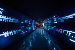 Multimedialer Tunnel als Eingangssituation bei der Urban Nation Biennale