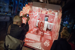 Begehbare Rauminstallation von Yok&Sheryo mit illustrativen Wand- und Bodengrafiken