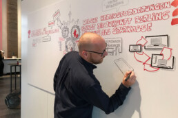 DeerBerlin zeichnet live an der interaktiven Wand bei der 200-Jahre-Feier der Berliner Sparkasse 2018.