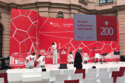 Tapeover Team installiert denTape-Backdrop auf der Bühne beim 200-jährigen Jubiläum der Berliner Sparkasse 2018.