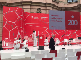 Tapeover Team installiert denTape-Backdrop auf der Bühne beim 200-jährigen Jubiläum der Berliner Sparkasse 2018.