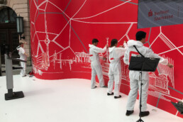 Live-Installation des Tape-Backdrops von Tapeover auf der Bühne bei der 200-Jahre-Feier der Berliner Sparkasse 2018.