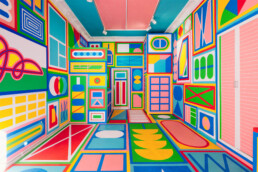 Bunt-grafische Rauminstallation „Bonjour Tristesse“ von Kitra (2018) in der Galerie Baull, Gesamtansicht des immersiven Raums.