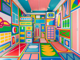 Bunt-grafische Rauminstallation „Bonjour Tristesse“ von Kitra (2018) in der Galerie Baull, Gesamtansicht des immersiven Raums.