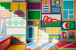 Außenansicht der immersiven Rauminstallation „Bonjour Tristesse“ von Kitra (2018) in der Galerie Baull mit durchgehend gestalteten Wänden und Boden.