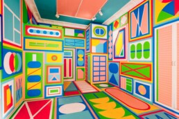 Immersive Solo Exhibition „Bonjour Tristesse“ von Kitra (2018) in der Galerie Baull, großformatige Gesamtansicht der farbigen Flächen und Formen.