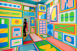 Besucher bewegt sich durch die immersive Rauminstallation „Bonjour Tristesse“ von Kitra (2018) in der Galerie Baull.