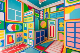 Perspektivische Ansicht der Rauminstallation „Bonjour Tristesse“ von Kitra (2018) in der Galerie Baull mit Tür- und Eckbereich.