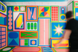 Detailansicht der geometrischen Wandgestaltung aus „Bonjour Tristesse“ von Kitra (2018) in der Galerie Baull