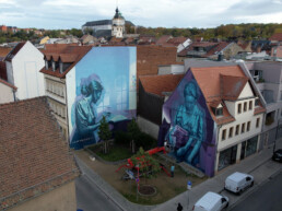 Fertige Fassadengestaltung in Wei&szlig;enfels &ndash; Mural von Sokar Uno nach der k&uuml;nstlerischen Umsetzung im &ouml;ffentlichen Raum