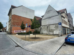 Ausgangszustand der Fassade in Wei&szlig;enfels vor der Mural-Produktion &ndash; unbehandelte Hauswand vor der Gestaltung durch Sokar Uno