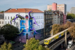 Fassadenkunstwerk mit großformatiger Krakeninstallation am Urban Nation Museum während der Biennale
