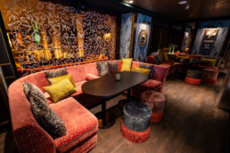 Lounge im Fredericks Berlin mit Glaswand-Gestaltung von LEITI.