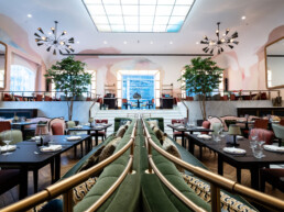 Weitwinkel-Perspektive durch den Gastraum im Fredericks Berlin mit markanter Wandgestaltung von Johannes Mundinger.