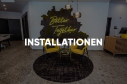 Künstlerische Installation im Eingangsbereich des Vienna House Easy Berlin – Interior Art von Lura in der Hotellobby