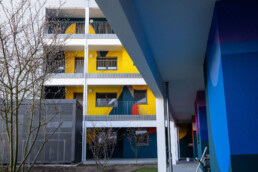 Waterkant-Gebäude mit Mural im Stadtraum von Berlin-Spandau.