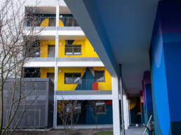 Waterkant-Gebäude mit Mural im Stadtraum von Berlin-Spandau.