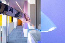 Pinsel im Einsatz beim Aufbau der Grundflächen auf der Fassade.