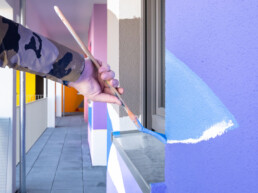 Pinsel im Einsatz beim Aufbau der Grundflächen auf der Fassade.