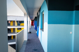 unvollständige Buchstabenformen auf der Wand.