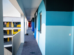 unvollständige Buchstabenformen auf der Wand.