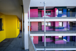 Zusammenspiel aus Architektur und Kunst: Stohead-Mural integriert sich in die Linien der Laubengänge