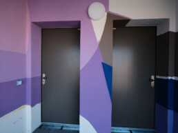 Detailaufnahme des Stohead-Murals mit fließenden Formen und sanfter Farbigkeit