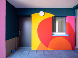 mehrschichtige Farbflächen mit sichtbaren Übergängen und fein gesetzten Linien.