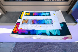 Skizzen- und Rasterlinien als Orientierung auf der Wand während der Umsetzung des Kunst-am-Bau-Murals.