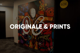 Künstlerisch gestalteter Lift-Landing-Bereich im Hotel Vienna House Easy Berlin – Raumgestaltung von Ron Miller