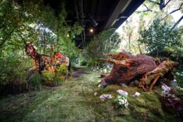 Installation mit tierischen Skulpturen aus Naturmaterialien unter der Hochbahn bei der Urban Nation Biennale