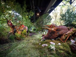 Installation mit tierischen Skulpturen aus Naturmaterialien unter der Hochbahn bei der Urban Nation Biennale