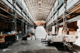 Aufbau einer großformatigen Treppeninstallation in einer Industriehalle während der Produktionsphase des Monumenta Festivals Leipzig 2018.