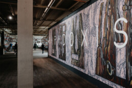 Großformatige Wandinstallation von HNRX in einer Industriehalle des Monumenta Festivals Leipzig 2018.