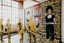 Installation von Ron Miller in einem Ausstellungsraum des Monumenta Festivals Leipzig 2018.