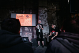 Vortragssituation mit Martha Cooper und Nika Kramer im Rahmen des Monumenta Festivals Leipzig 2018.