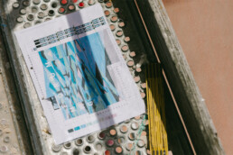 Layoutplan mit Raster und Farbskala liegt auf dem Geruestboden