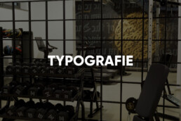 Typografische Wandgestaltung im Gym des Vienna House Easy Berlin – Kunstwerk von Parisurteil im Fitnessbereich des Hotels