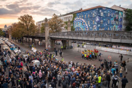 Urban Nation Artmeile mit Performance der Flying Steps und großem Publikum unter der Hochbahn in Berlin.