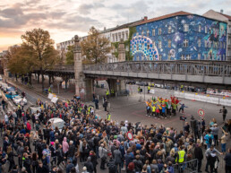 Urban Nation Artmeile mit Performance der Flying Steps und großem Publikum unter der Hochbahn in Berlin.