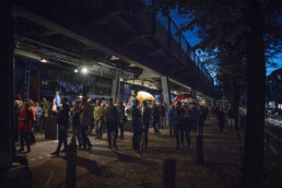 Abendliche Stimmung bei der Artmeile mit Besucherinnen und Besuchern unter der Hochbahn.