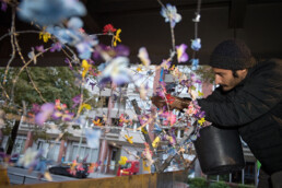 Icy&Sot beim Aufbau ihrer Kunstinstallation unter einer Hochbahnbrücke während der Urban Nation Artmeile.