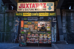 Juxtapoz-Kiosk unter der Hochbahn mit Magazinen und Street-Art-Ästhetik, kuratiert von Evan Pricco.
