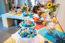 Catering-Tisch mit Snacks und Monster-Cakepops beim Urban Nation Monster Project Workshop.